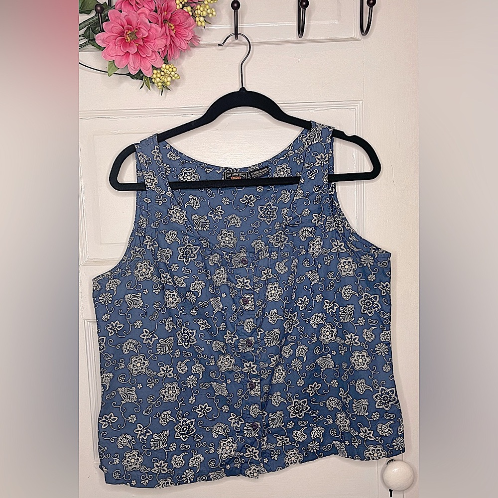 Blue and cream paisley sleeveless top. Brand: Route66 Size: XL